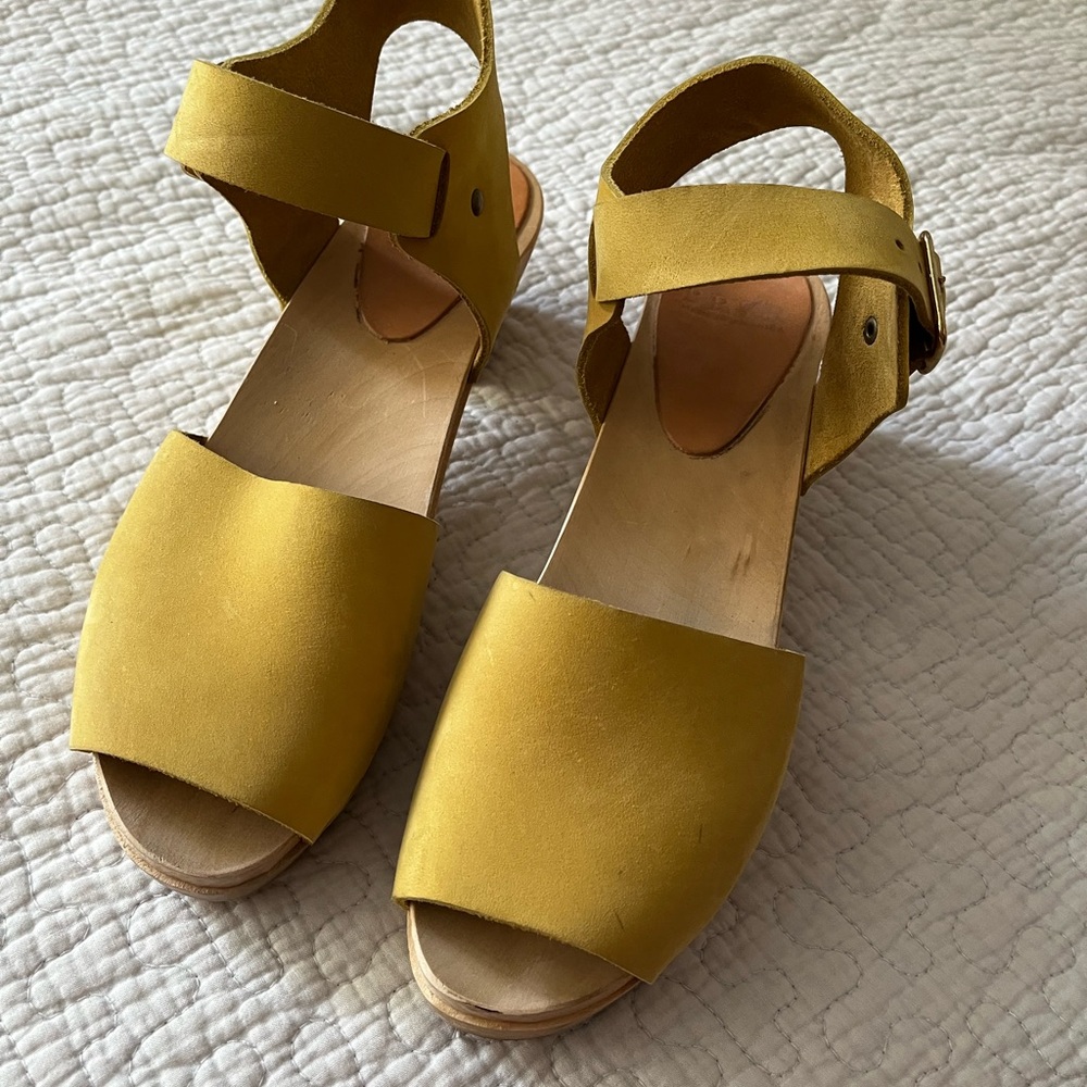 Bryr Emma Spanish toe mustard Yellow clogs